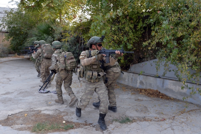 Mehmetçik Barış Pınarı Harekatı'ndaki ilerleyişini sürdürüyor